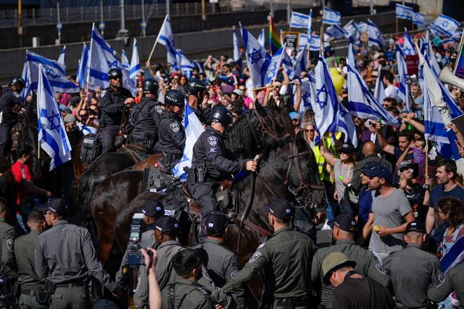 La policía montada intenta dispersar a los manifestantes que bloquean una carretera durante una manifestación contra la reforma de la institución judicial de Binyamin Netanyahu, en Tel Aviv, el 9 de marzo de 2023. 