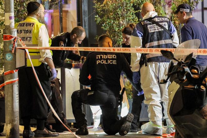 La policía israelí y expertos forenses inspeccionan la escena de un tiroteo a lo largo de la avenida Dizengoff en el centro de Tel Aviv el 9 de marzo de 2023.