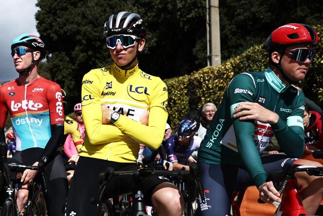 Varios ciclistas, incluido el maillot amarillo Tadej Pogacar, participando en la sexta etapa de la París-Niza entre Tourves y La Colle-sur-Loup, viernes 10 de marzo de 2023.  