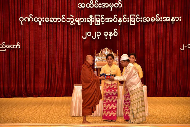 Monje budista Wirathu (izquierda) premiado por el general Min Aung Hlaing en Naypyidaw (Birmania), el 2 de enero de 2023.