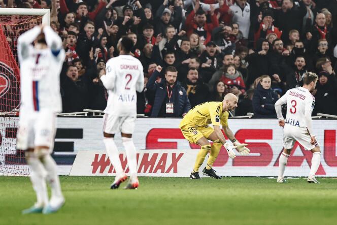 El portero del Lyon Rémy Riou y sus compañeros reaccionan a un penal fallado durante el partido entre LOSC y Olympique Lyonnais (OL), en el Stade Pierre-Mauroy, en Villeneuve-d'Ascq (Norte), el 10 de marzo de 2023.