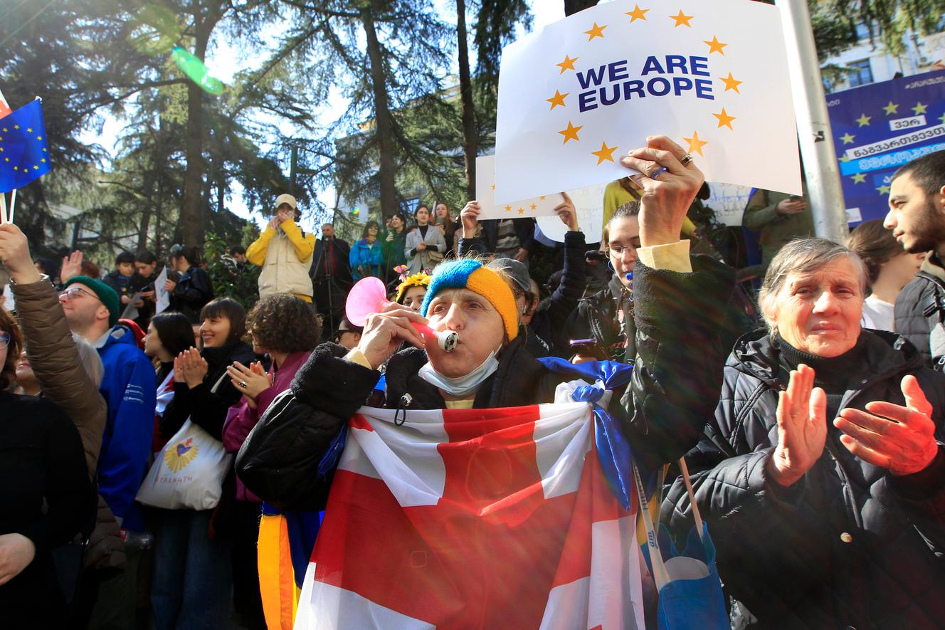 Manifestantes contra la