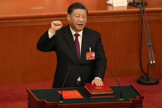 Le président chinois, Xi Jinping, prête serment après avoir été élu président à l’unanimité lors d’une session de l’Assemblée nationale populaire au Grand Hall, à Pékin, le 10 mars 2023.