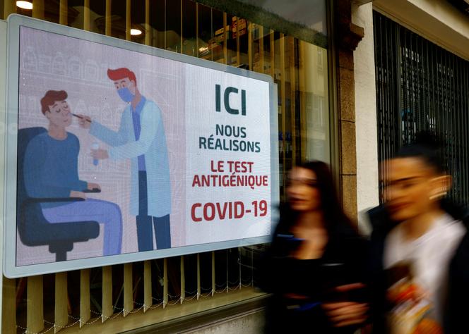 Un panneau indiquant la réalisation de tests antigéniques Covid-19, à Nice, le 29 décembre 2022. 