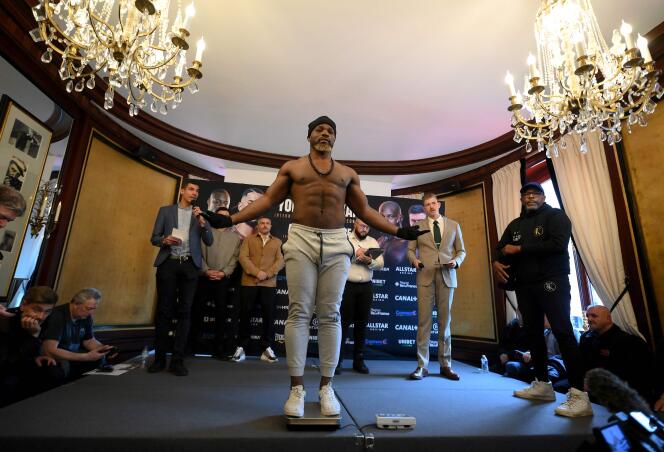 Carlos Takam en la balanza durante el pesaje oficial, en París, el 10 de marzo de 2023, en la víspera de su pelea internacional de peso pesado contra Tony Yoka.