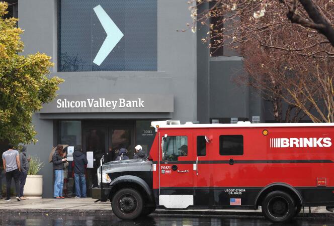 Un camion blindé Brinks est stationné devant le siège fermé de la Silicon Valley Bank (SVB) le 10 mars 2023 à Santa Clara, en Californie.