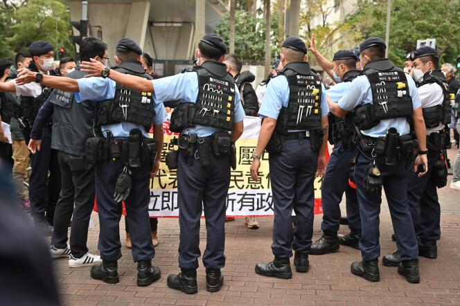 Utenfor en domstol i Hong Kong, under rettssaken mot 47 pro-demokratiske aktivister, 6. februar 2023.  