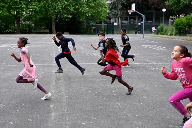 Studenten van de Ecole Gwen wonen een sportsessie bij in Rennes (Ile-et-Villant), op 2 juni 2022.