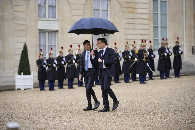 British Prime Minister Richie Chung and French President Emmanuel Macron leave the summit between France and the United Kingdom at the Elysee Palace on March 10, 2023.