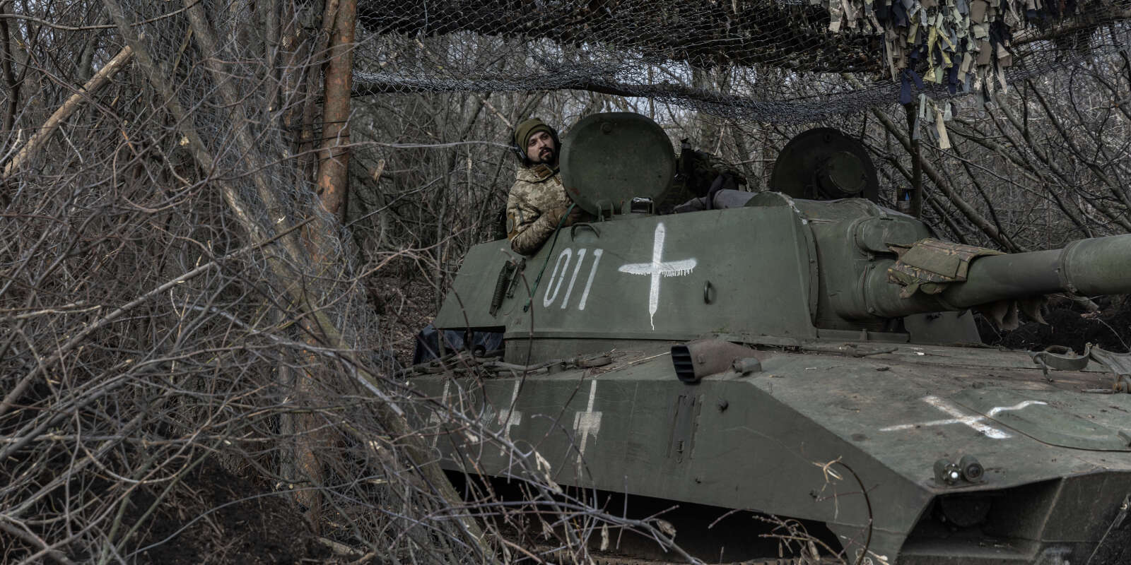 L’équipage d’un canon automoteur de la 80ᵉ brigade ukrainienne se prépare à tirer sur l’infanterie russe qui approche Bakhmout, en Ukraine, le 10 mars 2023.