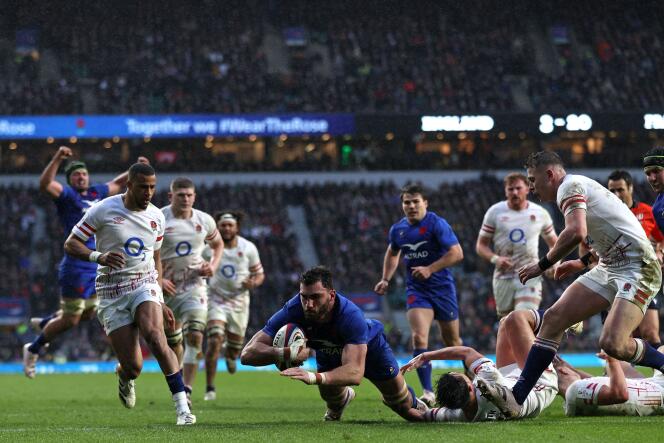 France's flanker Charles Ollivon (centre) dives over the line to score a try during the Six Nations rugby match between England and France at Twickenham Stadium, southwest London, on March 11, 2023.
