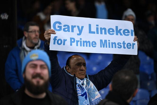 Un supporter de Manchester City tient une banderole sur laquelle est écrit « Gary Lineker premier ministre » avant le match de football de Premier League entre Crystal Palace et Manchester City à Selhurst Park, dans le sud de Londres, le 11 mars 2023.