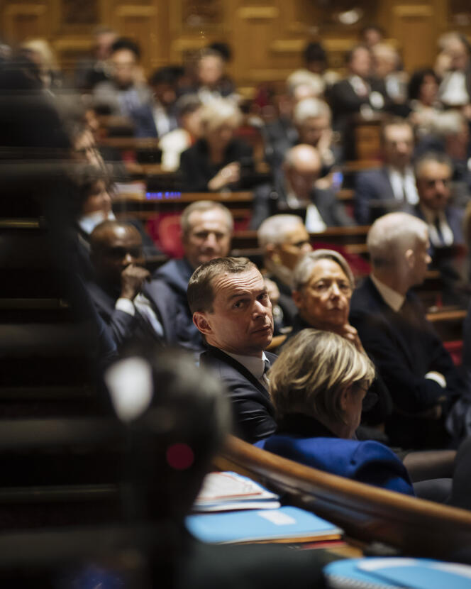 Olivier Dussopt, Ministro de Trabajo, durante preguntas actuales al gobierno, en el Senado, en París, 8 de marzo de 2023.