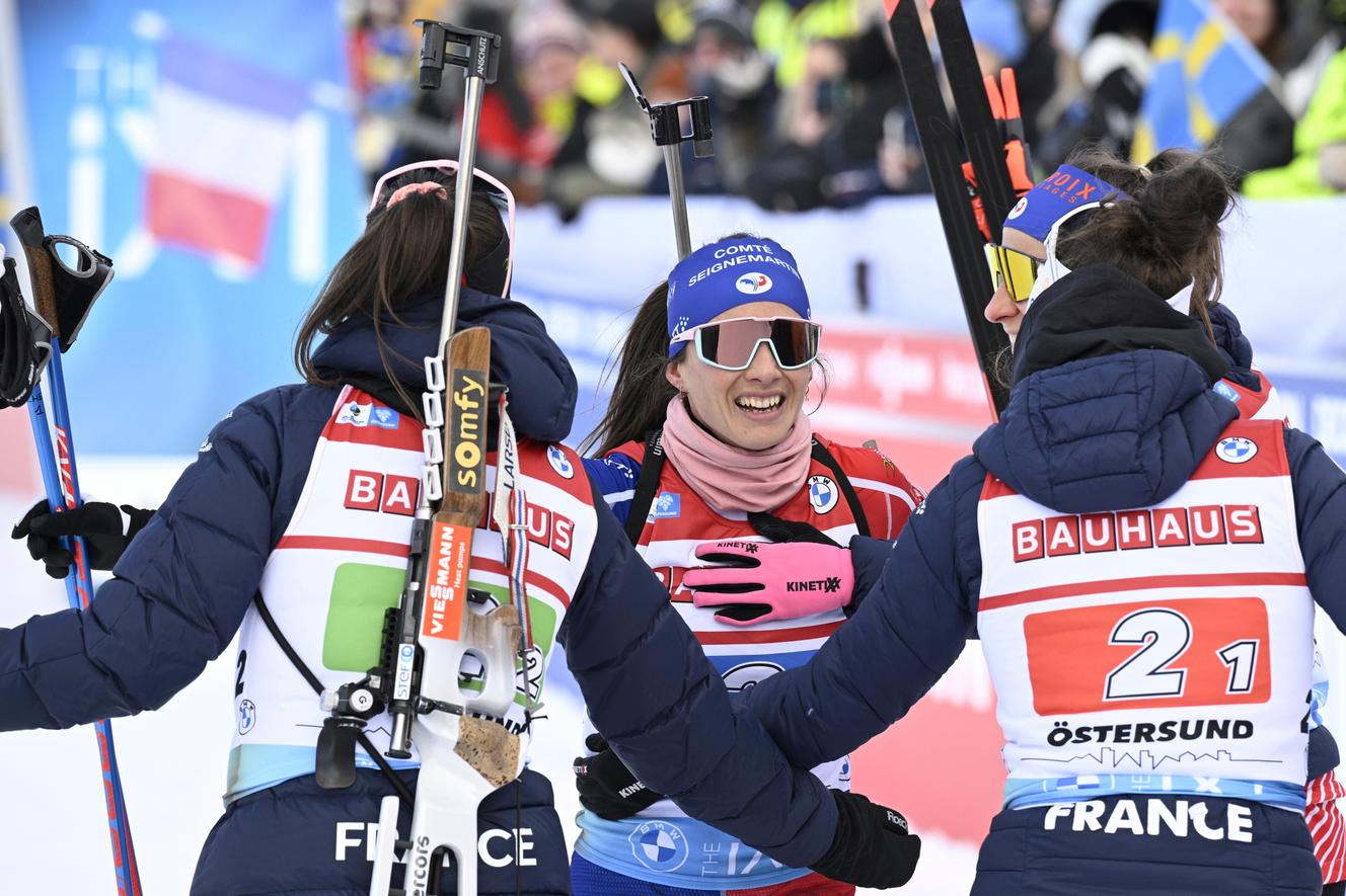 La Francia de Anaïs Chevalier-Bouchet (en el centro) finalizó en segunda posición en el último relevo de la temporada, en Östersund (Suecia), el sábado 11 de marzo de 2023.