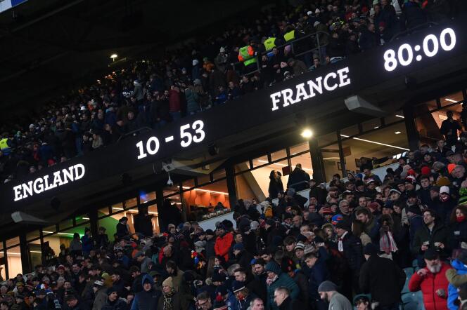 Los fanáticos comienzan a abandonar el estadio de Twickenham cuando el marcador muestra el puntaje final (10-53) del partido del Campeonato de las Seis Naciones entre Inglaterra y Francia el 11 de marzo de 2023.