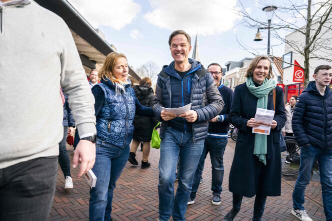 Le premier ministre néerlandais, Mark Rutte (au centre), en campagne à Berkel en Rodenrijs (Pays-Bas), le 11 mars 2023.