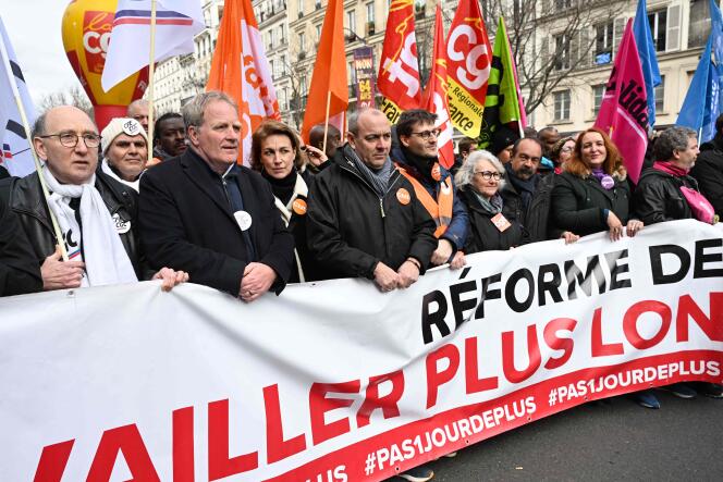 Laurent Berger, secrétaire général de la CFDT, (au centre) entouré des autres représentants syndicaux lors de la manifestation parisienne contre la réforme des retraites du 11 mars 2023. 