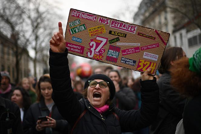 Un manifestante sostiene un cartel con el lema 