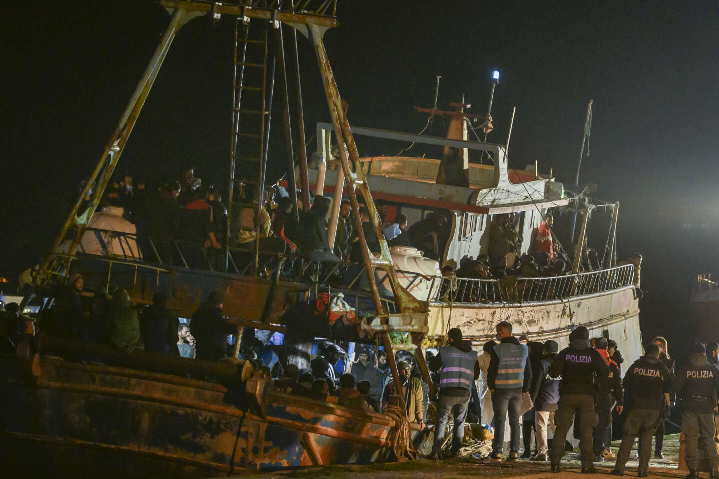 Più di 1.300 uomini, donne e bambini sono stati soccorsi dalla guardia costiera in Italia