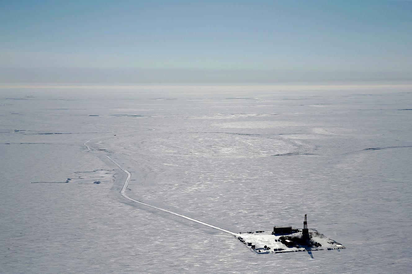 Esta foto aérea de 2019 proporcionada por ConocoPhillips muestra un campamento de perforación exploratoria en el sitio propuesto para el proyecto petrolero Willow en North Slope de Alaska.