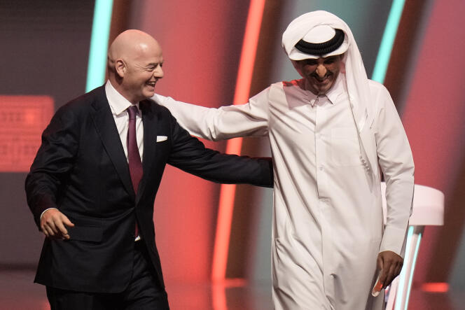 Le président de la FIFA Gianni Infantino et l’émir du Qatar, Cheikh Tamim ben Hamad Al Thani, quittent la scène avant le tirage au sort de la Coupe du monde de football 2022 au Centre d’exposition et de convention de Doha, au Qatar, le 1er avril 2022. 