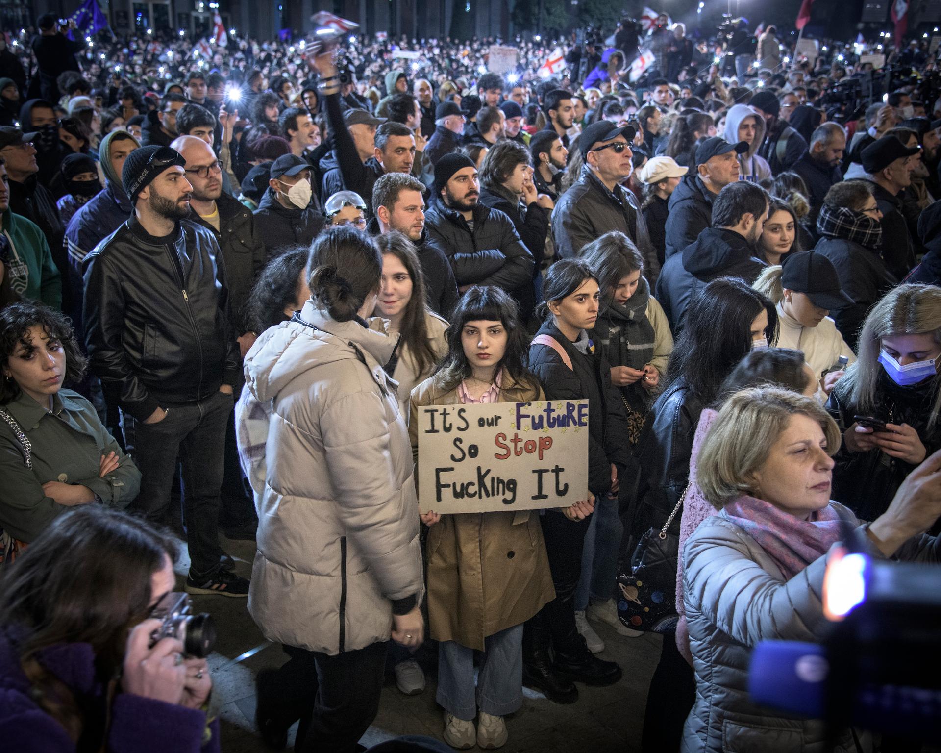 Lors de la dernière nuit de manifestations contre le projet de loi sur les 