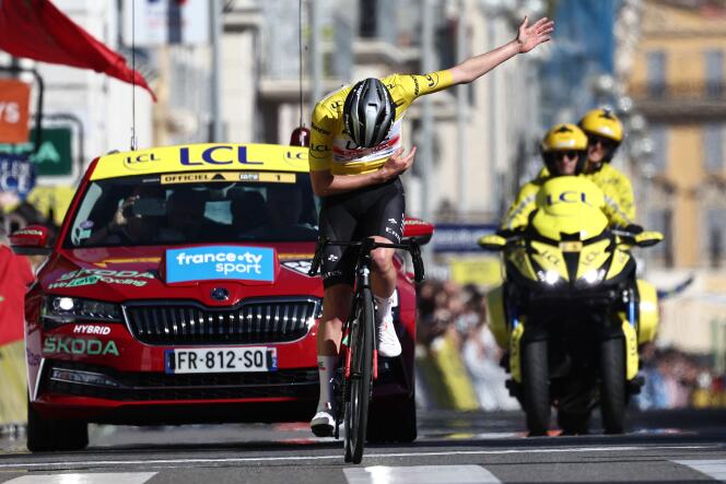 El ciclista esloveno del equipo Emirates de los Emiratos Árabes Unidos, Tadej Pogacar, con el maillot amarillo de líder general, celebra cruzar la línea de meta de la octava y última etapa de la 81.ª edición de París-Niza en la Promenade des Anglais, el 12 de marzo.