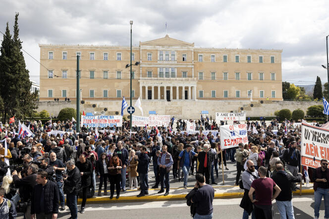 Manifestation devant le Parlement à Athènes, le 12 mars 2023. Les manifestants protestent contre l'état de vétusté du réseau ferroviaire après l'accident ferroviaire qui a coûté la vie à 57 personnes. 
