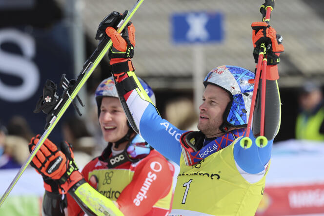 Alexis Pinturault (à droite) a encore été battu par le Suisse Marco Odermatt, dimanche 13 mars, à Kranjska Gora (Slovénie), mais signe un deuxième podium consécutif.