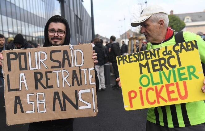 Un seguidor del Angers sostiene un cartel que dice 