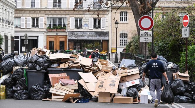 Des ordures non ramassées s’accumulent dans une rue de Paris, le 12 mars 2023.