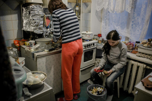 Oksana aide sa mère dans la cuisine de leur nouvel appartement à Bakhmout, le 5 janvier 2016.