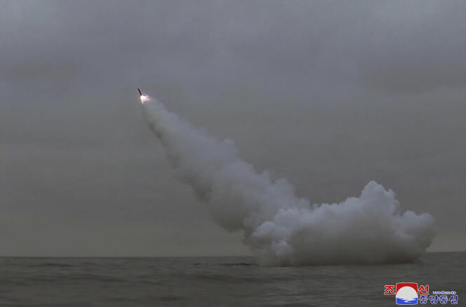 Cette photo prise le 12 mars 2023 et publiée le lendemain par KCNA, l’agence de presse officielle de la Corée du Nord, montre un exercice de tir sous-marin d’un missile de croisière stratégique dans les eaux de la baie de Gyeongpo.