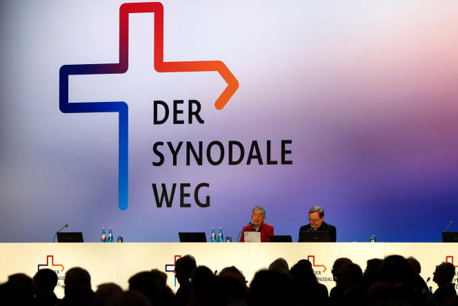 Lors de la cinquième assemblée synodale des catholiques allemands, à Francfort (Allemagne), le 9 mars 2023.