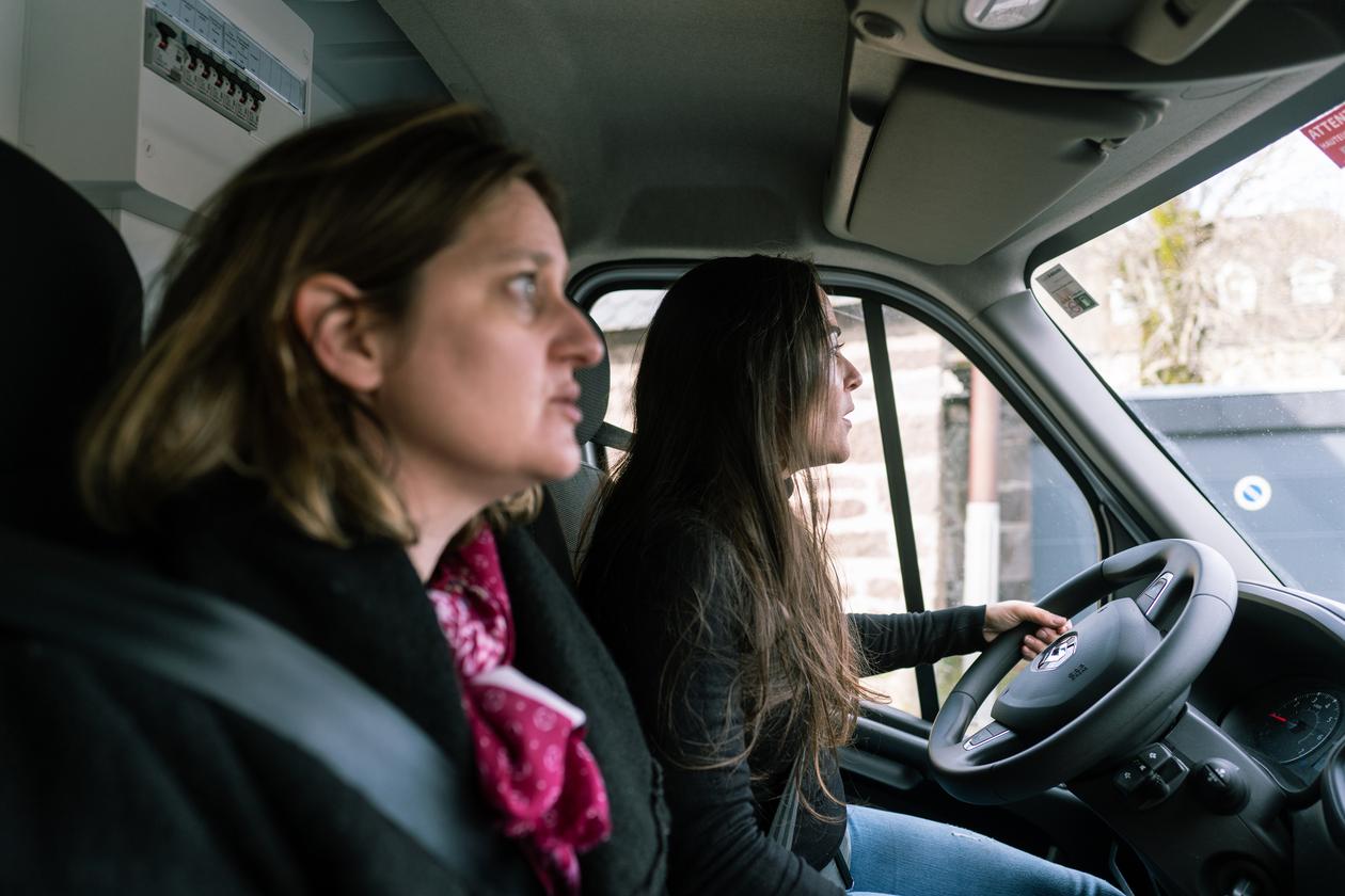 Nathalie Dulong (la conductrice), sage-femme et cheffe du projet Opti’soins, qui vise à accompagner les femmes enceintes en milieu rural, et Julie Duclos-Médard, sage-femme échographiste, à bord de leur bus obstétrical, à Besse-et-Saint-Anastaise (Puy-de-Dôme), le 13 janvier 2023.