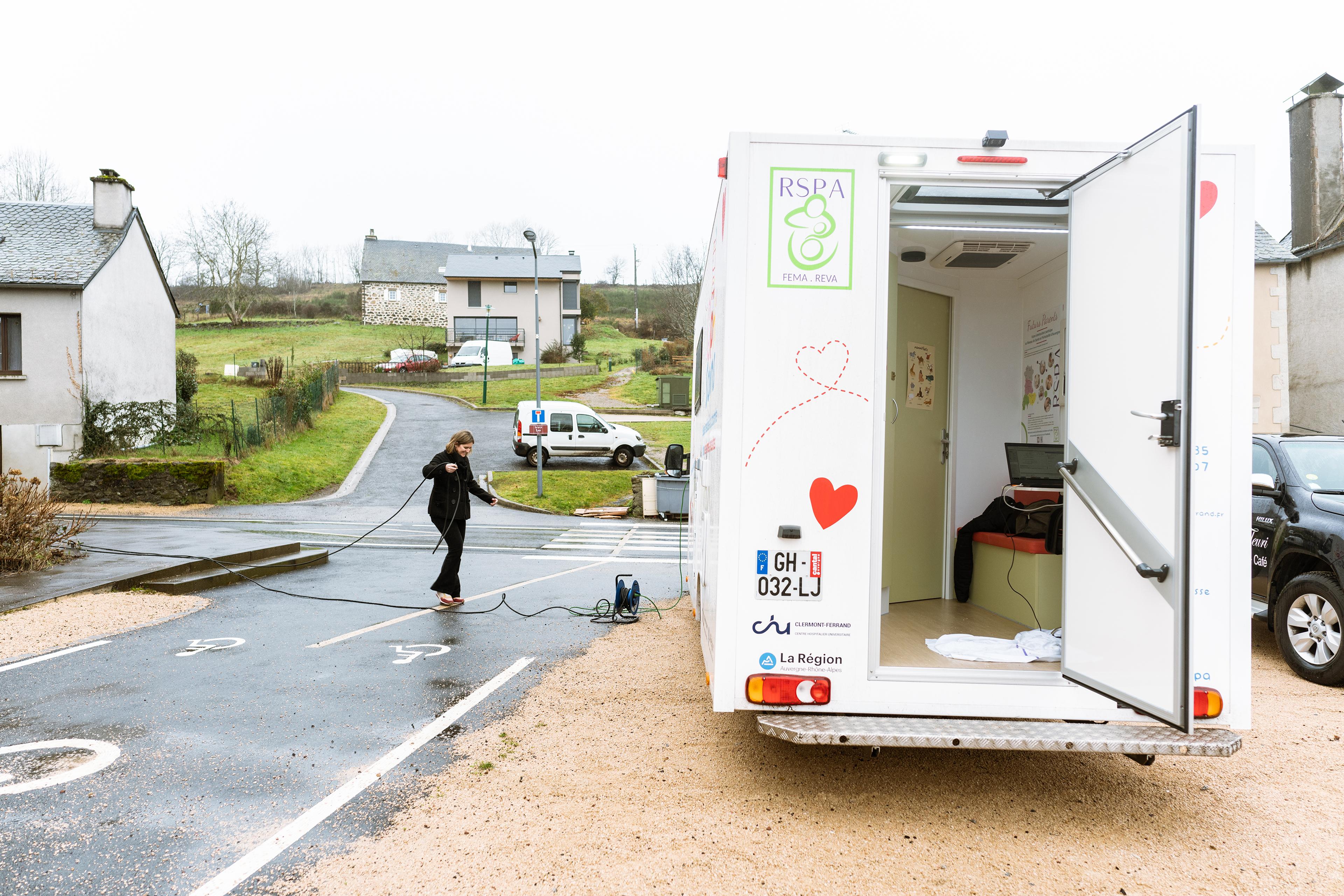 Julie Duclos-Médard, sage-femme échographiste, range le câble permettant de raccorder le bus obstétrical Opti’soins au réseau électrique, au Monteil (Cantal), le 13 janvier 2023.