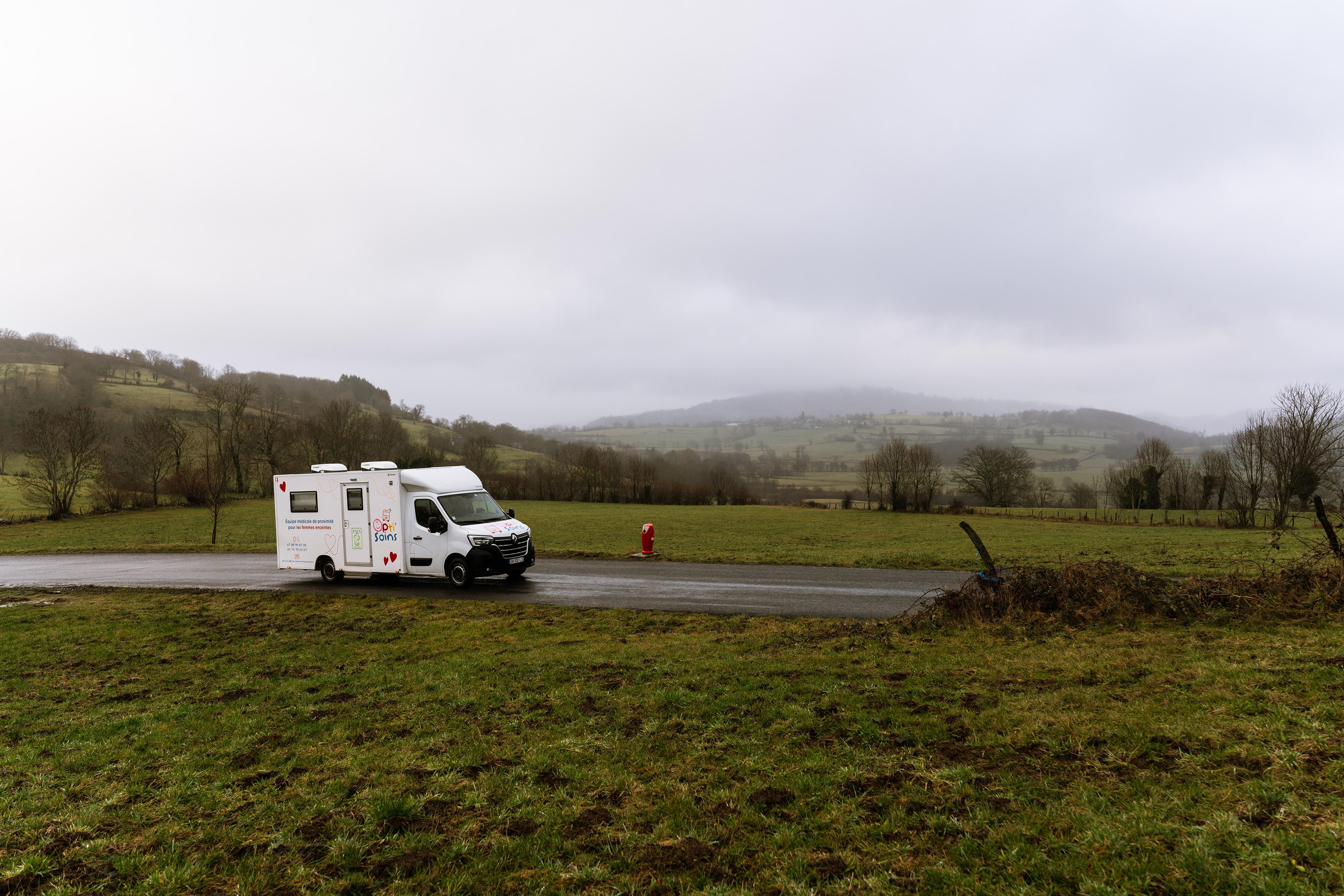 Le bus Opti’soins entre dans le village du Monteil (Cantal), le 13 janvier 2023.