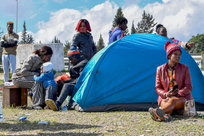 Campement d'immigrants subsahariens devant l'ambassade de Côte d'Ivoire à Tunis le 28 février 2023.