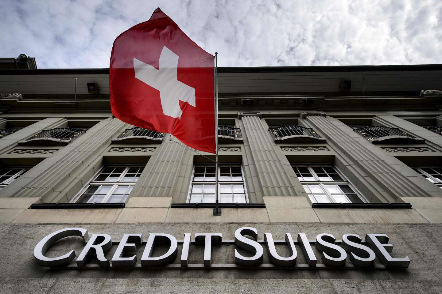 Credit Suisse shares fall, European banking stocks down sharply