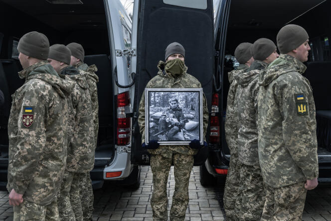 Abschiedszeremonie für vier Ukrainer, die im Dezember 2022 in der Region Brjansk, Russland, getötet wurden, im Kloster Saint-Michel-au-Dôme-d'Or in Kiew am 7. März 2023.  Sie waren Teil des Bratislava-Bataillons, einer Gruppe von Freiwilligen, die nach der russischen Invasion im Februar 2022 als Spezialeinheit gebildet wurde.
