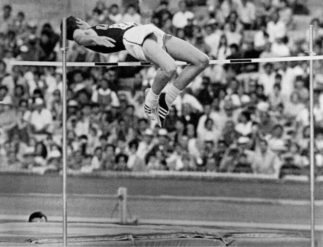 En 1968, Dick Fosbury ganó el oro olímpico en los Juegos Olímpicos de México, saltando 2,24 metros utilizando una nueva técnica. 