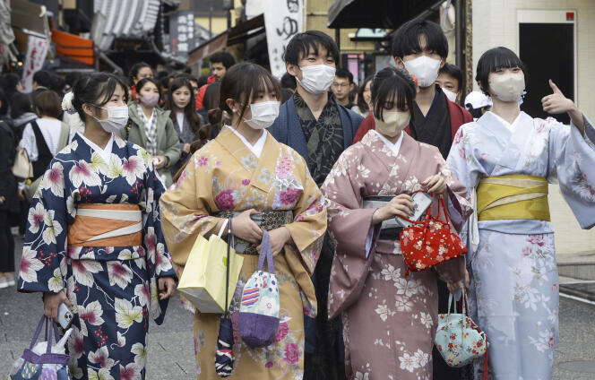 En una calle de Tokio el 13 de marzo de 2023, día en que el gobierno japonés retiró su recomendación de llevar la mascarilla.
