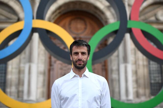 El presidente del Comité Organizador de los Juegos Olímpicos y Paralímpicos de París 2024, Tony Estanguet, posa frente al logotipo de los Juegos ubicado frente al Ayuntamiento de París, durante una sesión de fotos, el 13 de marzo de 2023.