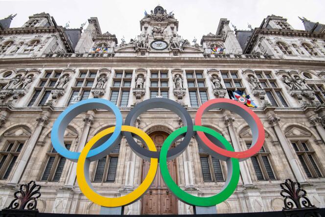 Les anneaux olympiques devant l’Hôtel de ville de Paris, le 13 mars 2023.