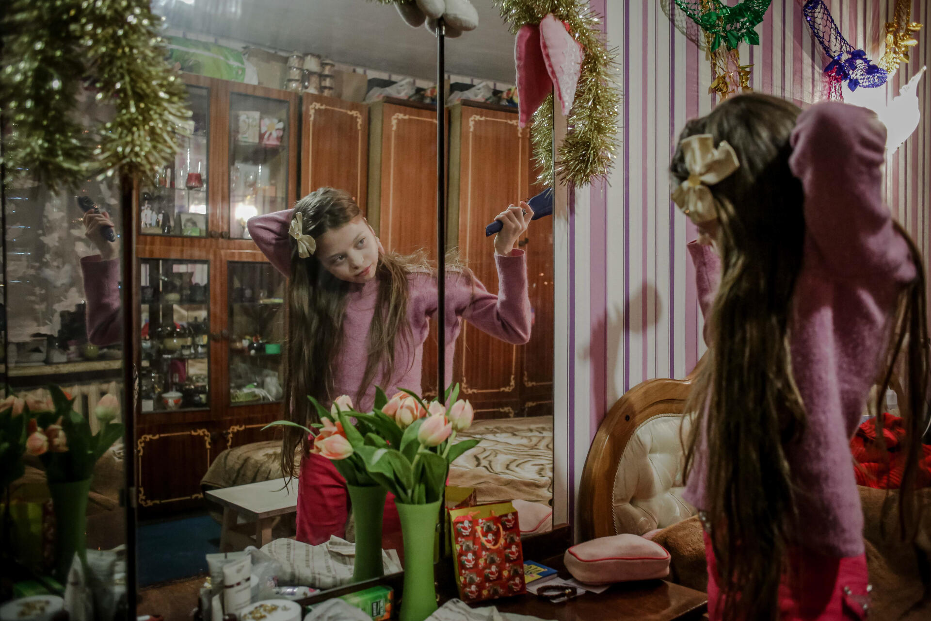 Ola dans son appartement à Bakhmout, le 4 janvier 2016. Swietlana et Miron y vivent avec leurs trois derniers enfants, Oksana, Ola et Bohdan.