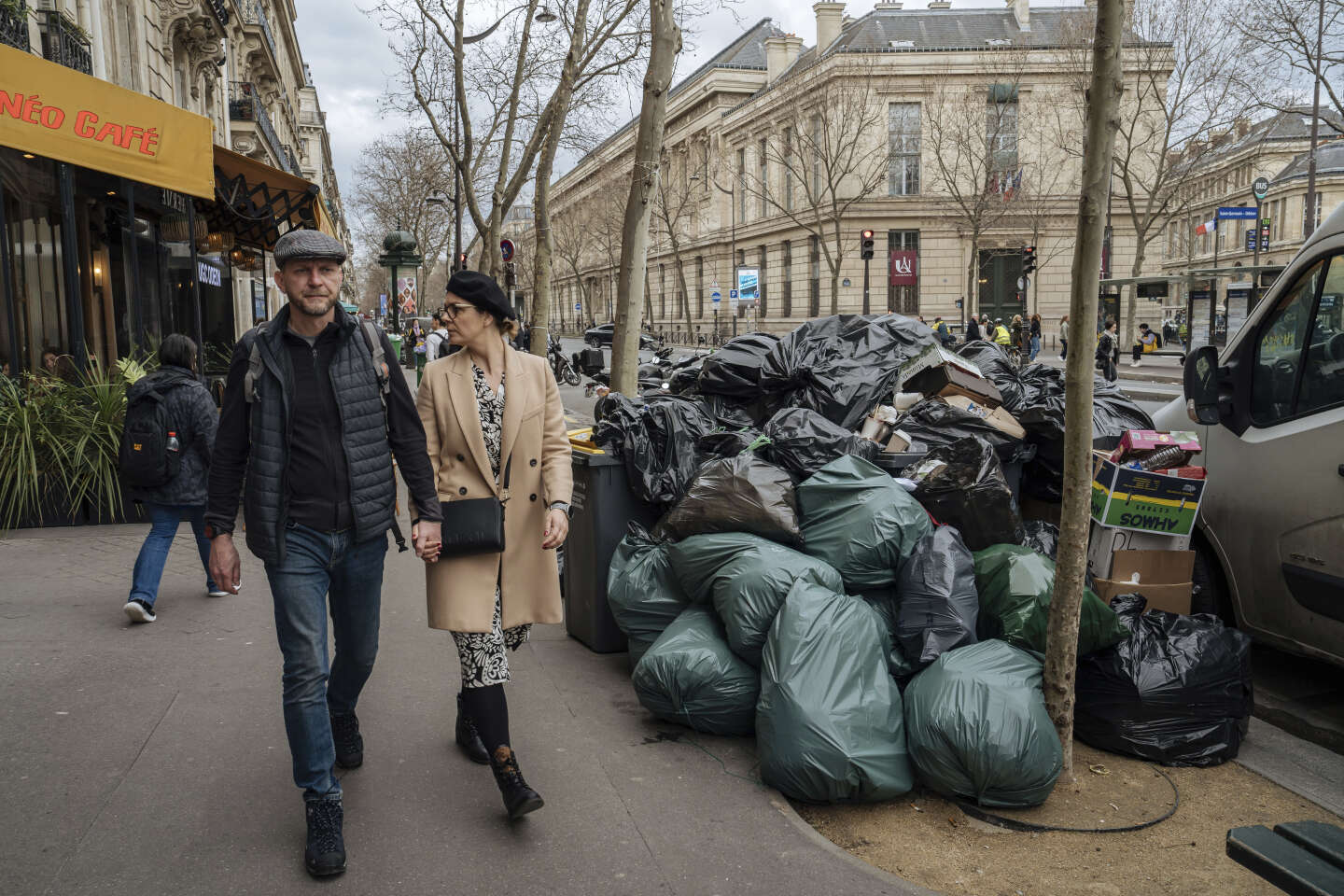 with the garbage collectors’ strike, waste is accumulating on the sidewalks in Paris and in several cities in France