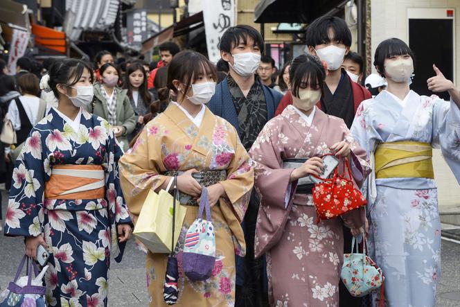 Masks stay put in Japan despite government guidelines being lifted