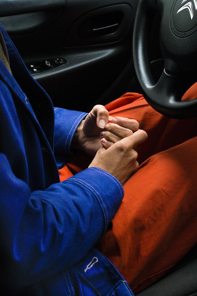 Belle Petite Voiture Entre Les Mains D'une Femme à La Table