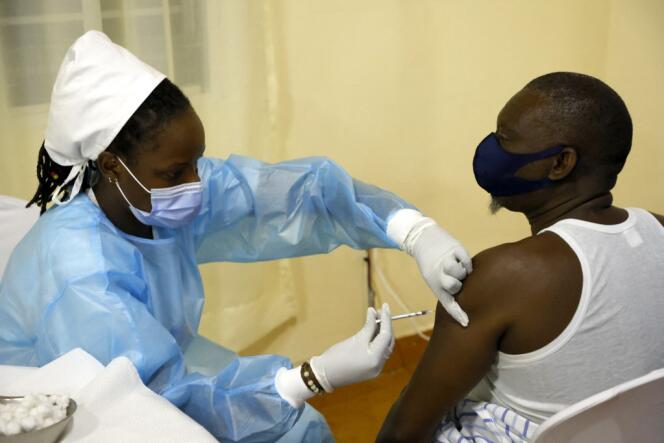 Dans un centre de vaccination contre le Covid-19 à Kigali, en mai 2021.