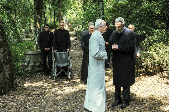 Pope Paul VI (Toni Servillo) and Aldo Moro (Fabrizio Gifuni) in